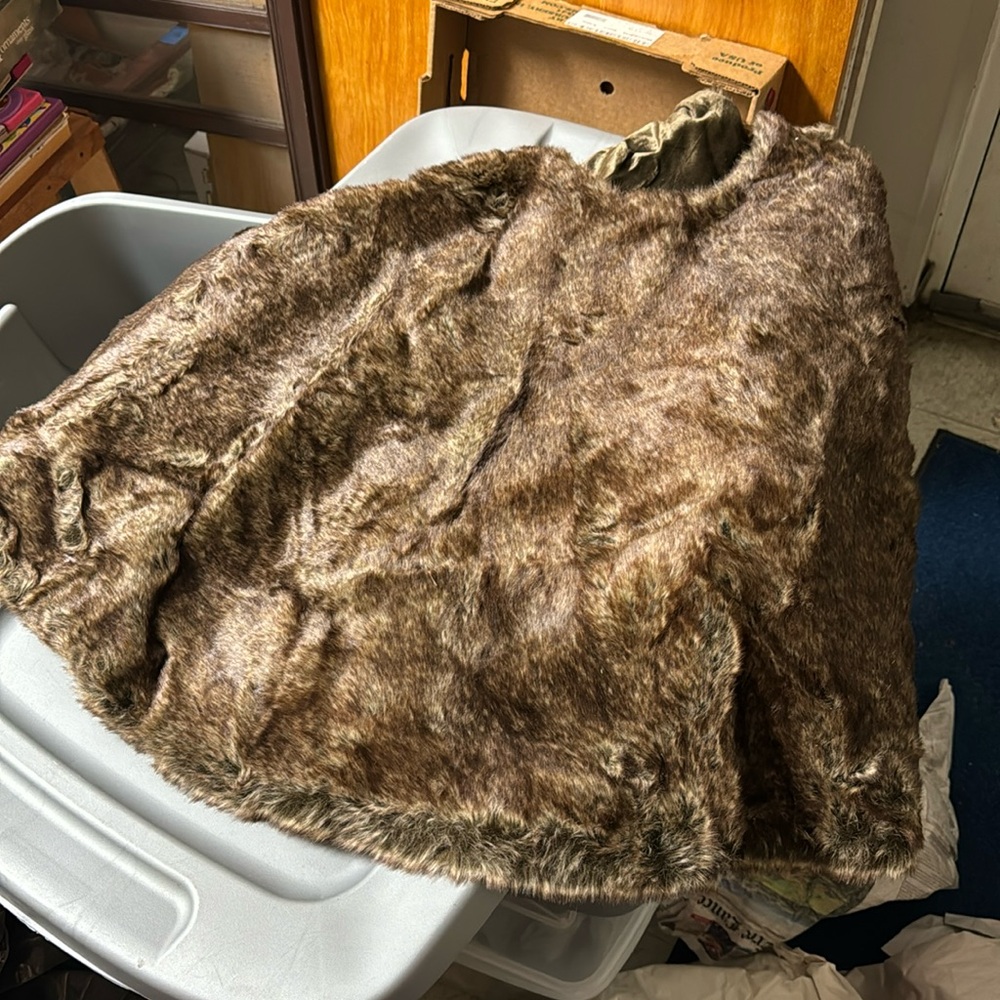 Faux fur tree skirt